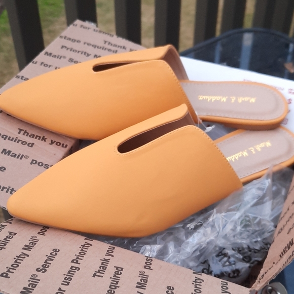 Glenn-10 Pointed Toe Women's Mule Flats - Picture 2 of 2